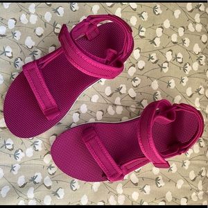 Teva Flatform Mesh Sandal - Size 7
